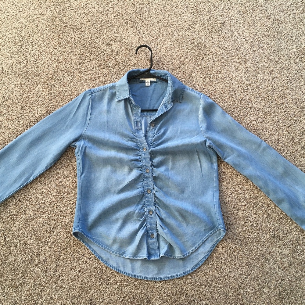 Cloth & Stone, denim button down shirt. High-low hem.